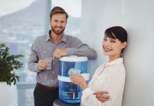 Dystrybutor wody źródlanej czy dystrybutor filtrujący wodę – które urządzenie sprawdzi się w restauracji?