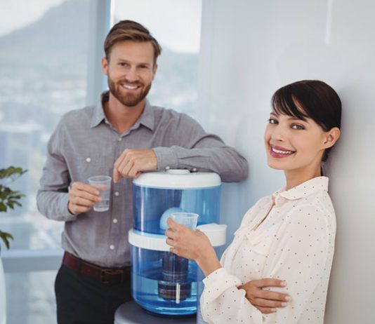 Dystrybutor wody źródlanej czy dystrybutor filtrujący wodę – które urządzenie sprawdzi się w restauracji?
