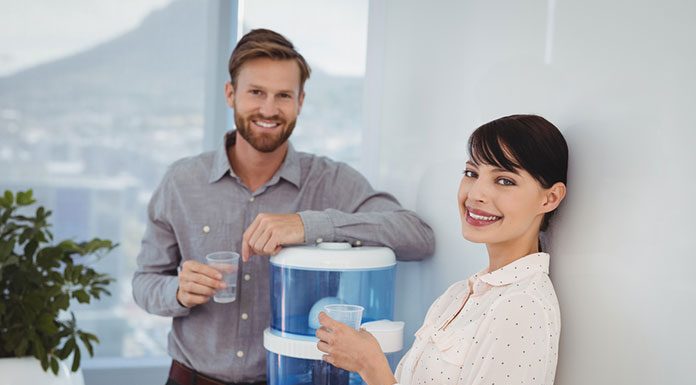 Dystrybutor wody źródlanej czy dystrybutor filtrujący wodę – które urządzenie sprawdzi się w restauracji?