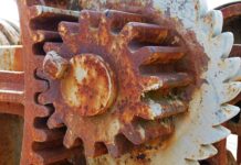 Na czym polega efekt synergii w pracy zespołowej?