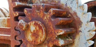 Na czym polega efekt synergii w pracy zespołowej?