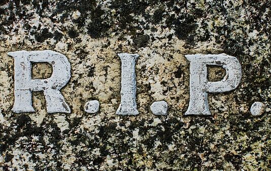 Czym różni się PR od reklamy?