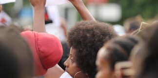 Jakie znaczenie ma nazwa w identyfikacji firmy na rynku?