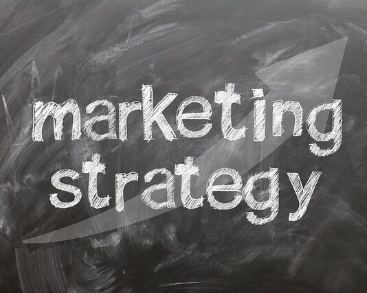 Na jakie pytania powinniśmy odpowiedzieć aby stworzyć strategie marki?