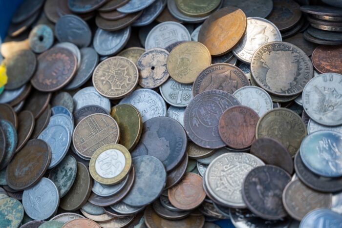 Przykłady różnych monet kolekcjonerskich.