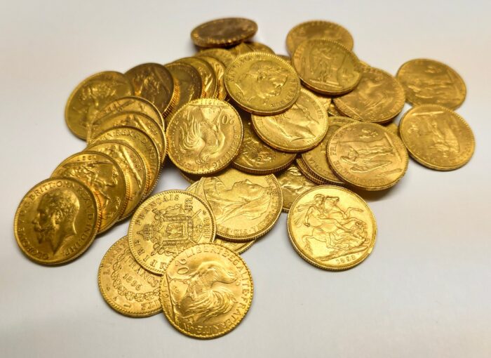 Symbol mennicy na złotych monetach kolekcjonerskich.